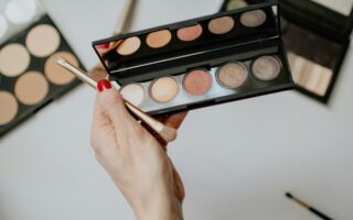 Quel maquillage avec une robe verte ?