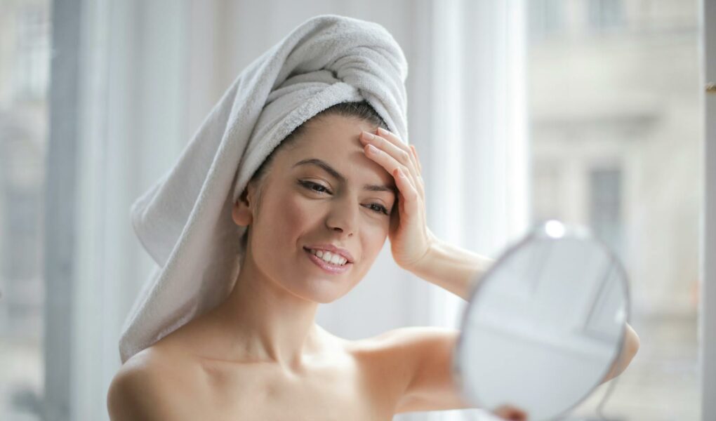 Votre routine anti-âge fait-elle fausse route ? Découvrez les erreurs fatales à éviter absolument et mes secrets d'esthéticienne pour une peau rajeunie.