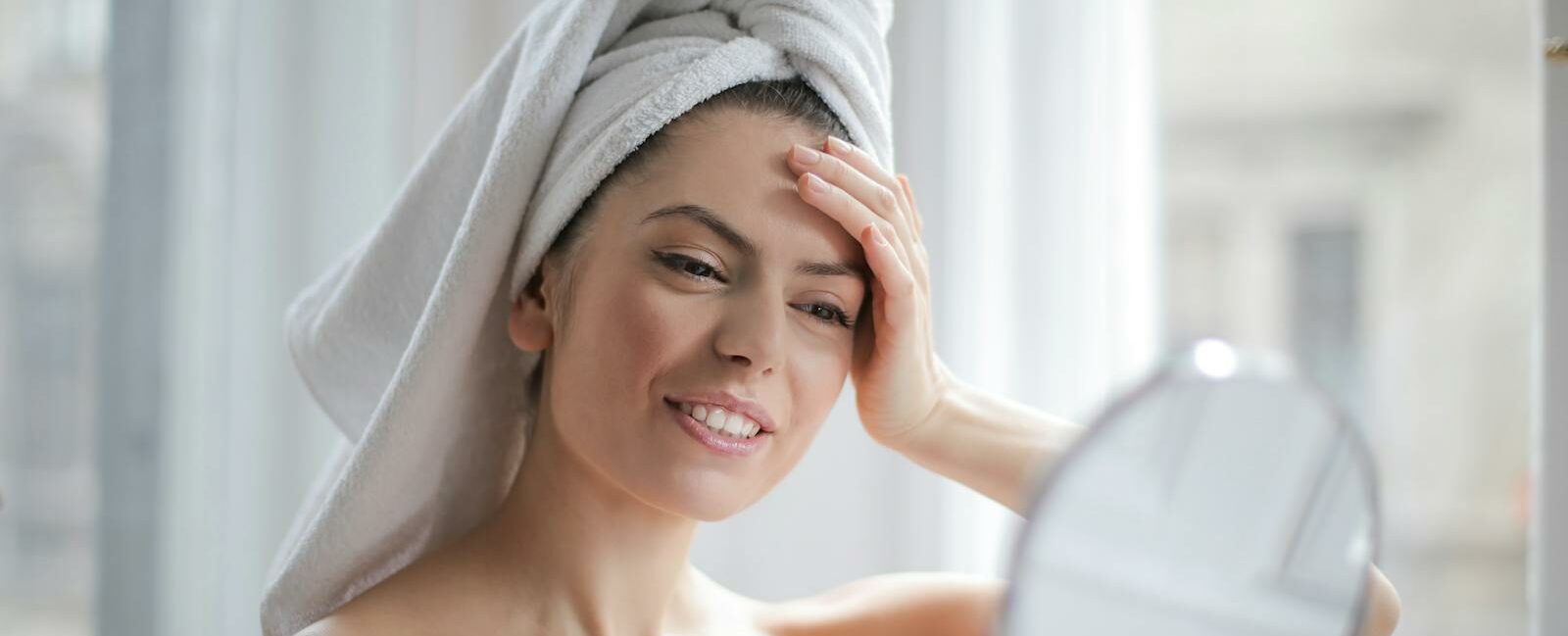 Votre routine anti-âge fait-elle fausse route ? Découvrez les erreurs fatales à éviter absolument et mes secrets d'esthéticienne pour une peau rajeunie.