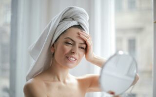 Votre routine anti-âge fait-elle fausse route ? Découvrez les erreurs fatales à éviter absolument et mes secrets d'esthéticienne pour une peau rajeunie.
