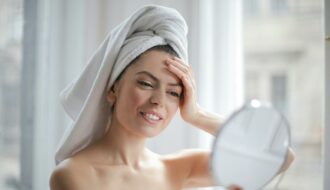 Votre routine anti-âge fait-elle fausse route ? Découvrez les erreurs fatales à éviter absolument et mes secrets d'esthéticienne pour une peau rajeunie.