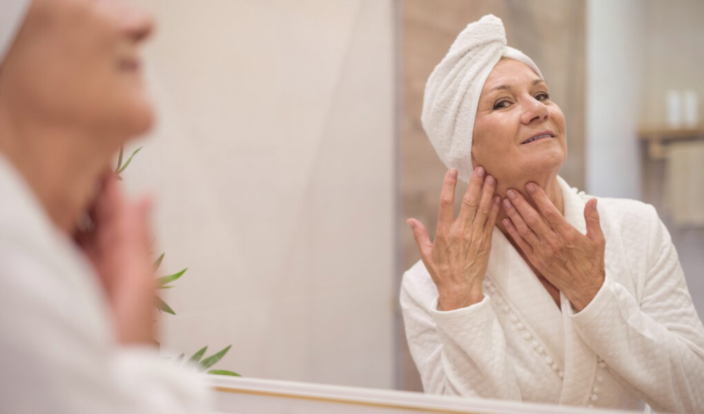 Peau éclatante après 40 ans : 5 astuces incontournables