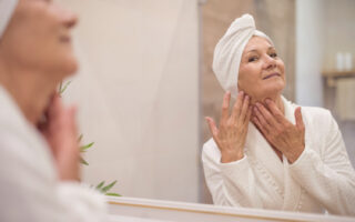Peau éclatante après 40 ans : 5 astuces incontournables