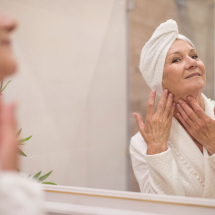 Peau éclatante après 40 ans : 5 astuces incontournables