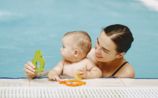 Découvrez les bienfaits du Baby Spa sur l'éveil, le sommeil et la motricité. Un guide pour accompagner le développement de votre enfant dans notre spa à Caudry.