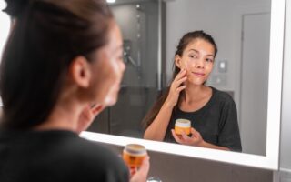Comment prolonger l’éclat de votre peau après un soin en institut ?