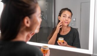 Comment prolonger l’éclat de votre peau après un soin en institut ?