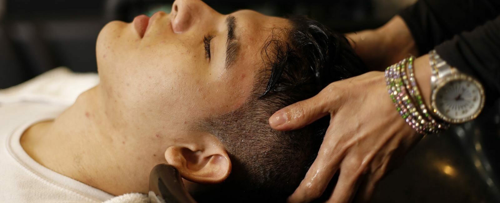 Massage cranien et soin du cuir chevelu lors d'une seance de head spa dans un centre de bien-être proche Cambrai