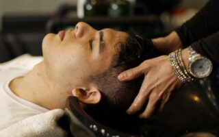 Massage cranien et soin du cuir chevelu lors d'une seance de head spa dans un centre de bien-être proche Cambrai
