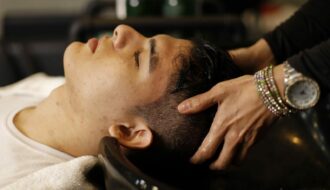 Massage cranien et soin du cuir chevelu lors d'une seance de head spa dans un centre de bien-être proche Cambrai