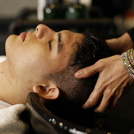 Massage cranien et soin du cuir chevelu lors d'une seance de head spa dans un centre de bien-être proche Cambrai
