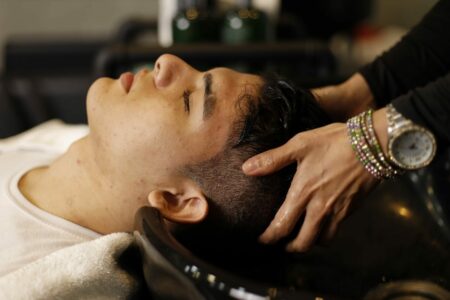 Massage cranien et soin du cuir chevelu lors d'une seance de head spa dans un centre de bien-être proche Cambrai