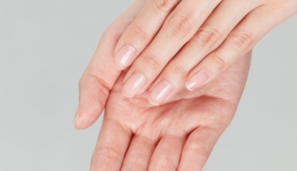 Manucure gel en toute sécurité : le guide pour protéger ses ongles 