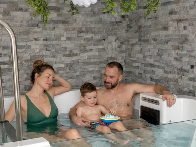 Espace de bien-être familial et baby spa à Caudry pour séances de bain enveloppé et détente parents-enfants