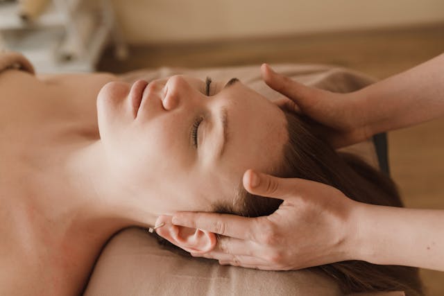 Massage crânien relaxant et soin du cuir chevelu dans notre Head Spa proche Cambrai chez Lucie Concept Beauté.