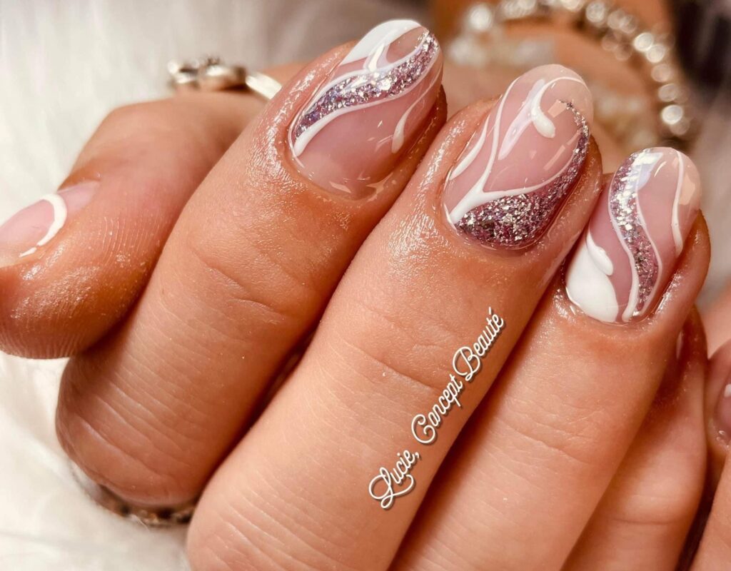 Pose de vernis et nail art avec motifs pailletés réalisés par l'onglerie Lucie Concept Beauté à Caudry.
