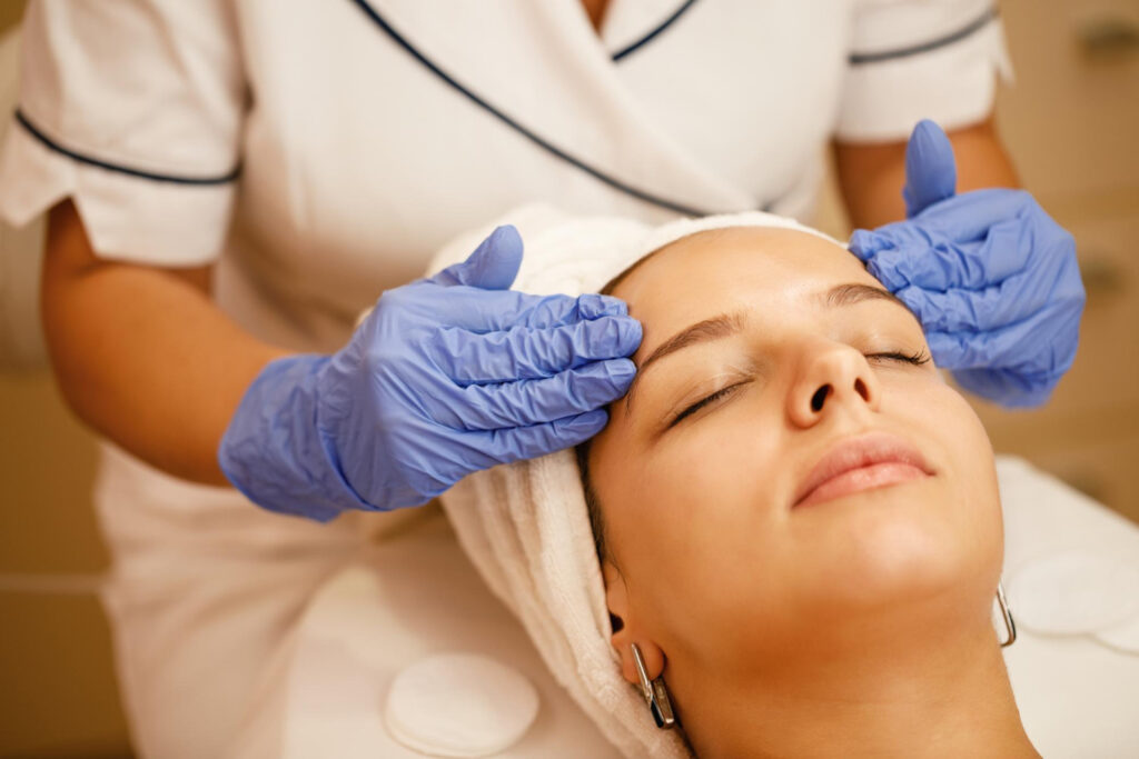 Esthéticienne réalisant un soin du visage professionnel en institut chez Lucie Concept Beauté à Caudry