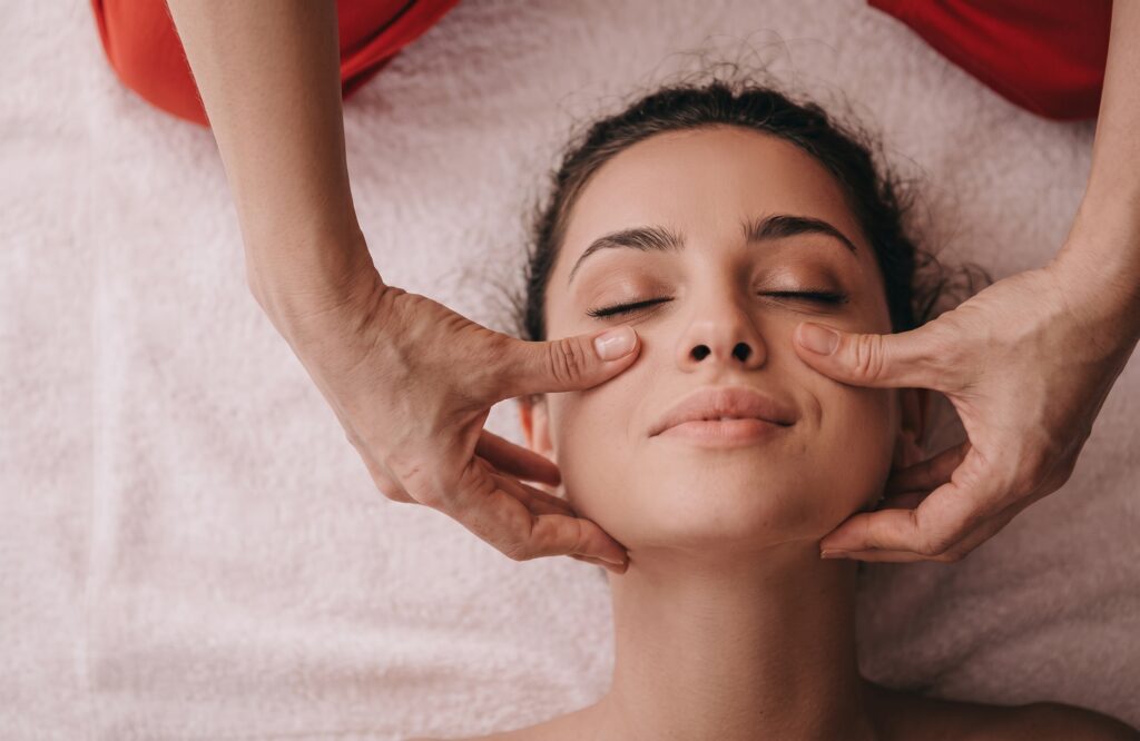 Massage facial liftant Kobido pratiqué en institut pour un soin du visage anti-âge à Caudry