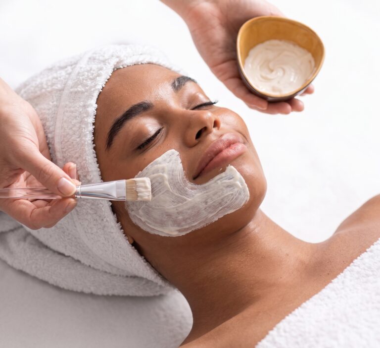 Application au pinceau d'un masque hydratant pour le soin du visage initiation chez Lucie Concept Beauté à Caudry